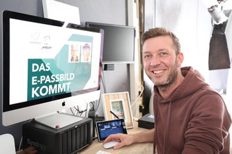 Auch im Erzgebirge: Ausweise künftig nur noch mit elektronischem Passbild - Ben Pfeifer in seinem Studio in Annaberg, in dem er ab Mai die E-Passbilder anfertigen darf.
