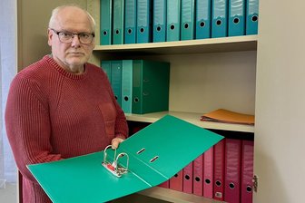 Auch im Erzgebirge räumen viele Allianz-Vertreter nun ihre Büros – über einen erzwungenen Neustart mit 60 Jahren - Michael Illig zeigt die mittlerweile leeren Aktenordner in seinem Büro.