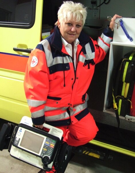 Auch in der Freizeit fast immer im Einsatz - 
              <p class="artikelinhalt">Wenn Brigitte Häder aus dem Rettungswagen steigt, greift sie fast immer als erstes zum EKG-Gerät. </p>
            