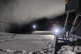 Auch in Falkenau hat jetzt die Skisaison begonnen - In der Nacht zum Donnerstag wurde in Falkenau noch einmal beschneit und präpariert.