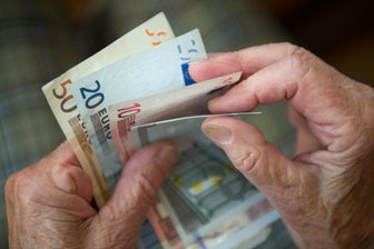 Auch in Sachsen: Immer mehr Rentner gehen noch arbeiten - Mit einem Nebenjob die Haushaltskasse aufbessern? Auch in Sachsen machen das abertausende Rentner.