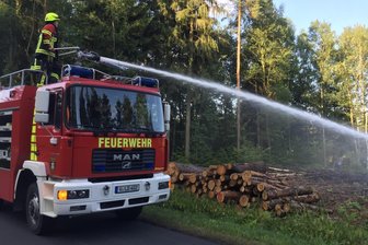 Auch Lengenfeld beklagt hohen Preis für Tanklöschfahrzeug - „das ist nicht normal“ - Das Tanklöschfahrzeug der Lengenfelder Feuerwehr gilt im Hinblick auf wesentliche technische Komponenten als verschlissen. Bei Ersatzteilen wird schon länger improvisiert. Das neue Auto hat 5000 Liter Wasser mehr an Bord.