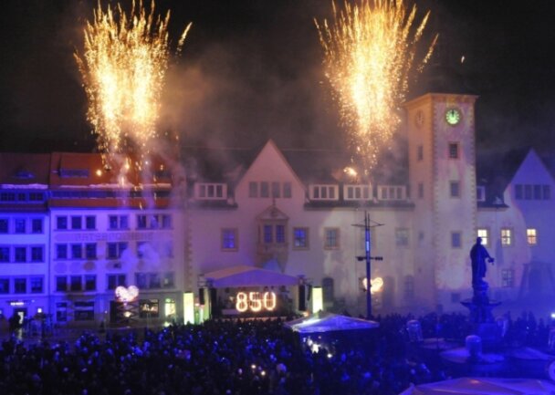 Schöne Erinnerung: Silvesterparty 2011 mit Feuerwerk auf dem Freiberger Obermarkt. 