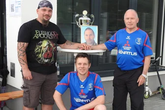 Auch nach 17 Jahren lebt „Jupp“ in den Herzen seines Heimatvereins im Erzgebirge weiter - Wolfgang Richter bleibt beim SV Alberoda unvergessen. Das freut auch seinen Sohn Erik Richter (l.), seinen Zwillingsbruder Hans Richter (r.) und Heiko Fetting, der im Verein seine Nachfolge als stellvertretender Vorsitzender antrat.