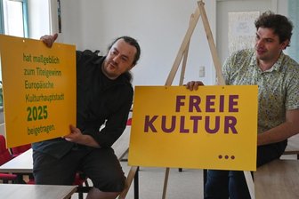 Auch nach Umzug in neues Büro: Eine Lobby für die Lobbylosen - Tobias Möller (links) und Marcus Heinke vom Chemnitzer Netzwerk für Kultur und Jugendarbeit im neuen Büro an der Moritzstraße 19. Selbstbewusst zeigen sie, wie wichtig sie die Arbeit des Netzwerkes halten - auch für den Gewinn des Kulturhauptstadt-Titels 