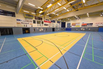 Auch Oelsnitz will Geld aus der „Sportmilliarde“ - Das Spielfeld der Dreifeld-Sporthalle in Oelsnitz wurde nach den Bauarbeiten wieder für den Sport freigegeben. Aber es gibt in der Halle noch viel zu tun.