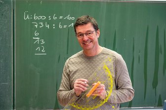 Auch ohne Amtshilfe: Wie eine ganze Schule verhinderte, dass ein Mädchen monatelang Unterricht verpasst - „Das hat die Schule gewuppt“: Schulleiter Steffen Wurm und sein Team ermöglichten mit großen Engagement, dass eine Schülerin im Rollstuhl weiter den Unterricht besuchen konnte.