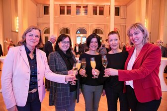Auch ohne kranken Landrat als Hauptredner: Elsteraner stoßen auf Jubiläumsjahr an - Vertreterinnen der drei Säulen Bad Elsters stoßen auf 2024 an: Von links Silvia Sommer (Sächsische Staatsbäder), Heike Schlack (Chursachsen), Mandy Reinhardt (Chursachsen), Monique Windisch (Stadt), Manuela Titz (Staatsbäder).