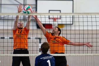 Auch ohne mehrere Stammspieler: Milkauer Volleyballer verschaffen sich Luft im Abstiegskampf - Gegen die Markkleeberg reichten den Union-Männern Theo Stötzer (l.) und Sebastian Eckardt manchmal auch drei statt vier Hände, um ein Durchkommen zu verhindern.