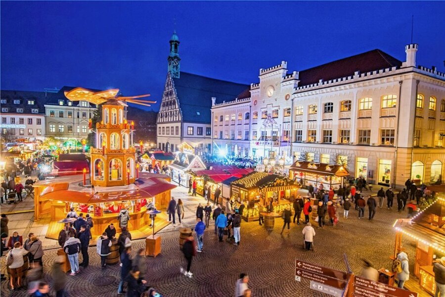 Auch ohne Schnee: Drei Städte in Sachsen starten in den Weihnachtstaumel - In Zwickau ist der Andrang am späten Abend groß.