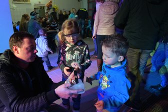 Auch ohne Schnee haben die Mittelsaidaer Winter-Gaudi - Vati Sven Kästner mit Annika (5) und Nils (2) aus Mittelsaida.