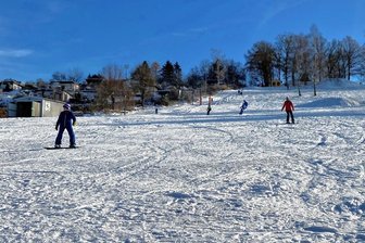 Auch ohne Schneekanone geht's auf dem Stollberger Skihang rund - Auch in Stollberg hat die Skisaison begonnen. Bereits am Vormittag waren etliche Wintersportler am Hang aktiv (Foto). Hüttenwart Axel Käsemodel am Nachmittag: "Jetzt heißt es Anstehen am Lift. Das hätten wir nie gedacht, dass heute so ein Ansturm ist."