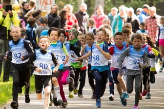 Auch ohne Skier schnell unterwegs - Speziell in den unteren Altersklassen herrschte am Start des 32. Waldlaufs dichtes Gedränge. Hier gehen die Mädchen und Jungen der Altersklasse U 9 auf die Strecke am Rätzteich. 
