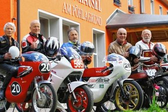 Auch ohne Teamstart geben Altmeister ihr Bestes - Klaus Pellert, Frank Neubert, Wolfgang Kilschautzki, Reinhart Päßler und Bernd Wohlgemuth (v. l.) vor einiger Zeit am Fichtenhäusel am Pöhlagrund in Kühberg zusammen. Heute sind sie gemeinsam als Solisten unterwegs, zuvor bildeten sie das Team Erz.