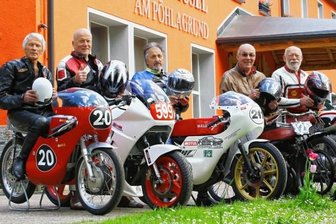 Auch ohne Teamwertung geben die Altmeister ihr Bestes - Klaus Pellert, Frank Neubert, Wolfgang Kilschautzki, Reinhart Päßler und Bernd Wohlgemuth (v. l.) vor einiger Zeit am Fichtenhäusel am Pöhlagrund in Kühberg zusammen. Heute sind sie gemeinsam als Solisten unterwegs, zuvor bildeten sie das Team Erz.