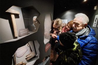 Auch Silvester und Neujahr geöffnet: Bergbaulabyrinth der Burg Scharfenstein wirkt wie ein Magnet - Anhand der ausgestellten Werkzeuge erläutert Karl-Heinz Bauer seinen Enkeln die Arbeit unter Tage. Auch seine Frau lauscht gespannt.