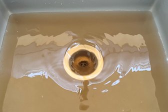 Auch Vogtlandklinikum kurzzeitig betroffen: Trinkwasserversorgung in Plauen nach Rohrbruch gestört - Im Stadtgebiet von Plauen gibt es nach einer größeren Havarie derzeit nicht überall sauberes Trinkwasser.
