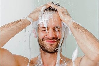 Auch Warmduscher können sparen - Wasser marsch: Wer einen Sparduschkopf besitzt, darf auch mal ein paar Minuten nicht an die nächste Heizkostenrechnung denken. 