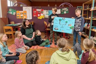 Auch wegen der Coronapandemie: Neue Abenteuerschule im Erzgebirge erlebt Ansturm - Schulleiterin Elisabeth Glöckner mit Kindern beim Sachunterricht. Jeden Tag gehen in der Freien Schule Anfragen ein. Viele Familien aus dem Erzgebirge und darüber hinaus hoffen auf einen Platz. 