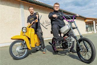 Auch Wessis stehen drauf: Ersatzteil-Händler aus Treuen hält Schwalbe und S 51 am Laufen - Eine Schwalbe, lackiert im Originalton "Saharabraun", führt Marcus Müller (links) vor, eine auf 25 PS getunte S 51 zeigt Max Treuter zum Ifa-Fahrzeugfestival. Als "KultMopeds" richten sie zwei Wettbewerbe aus.