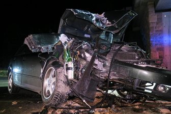 Audi fährt bei Rot über Kreuzung und kollidiert mit Mauer -