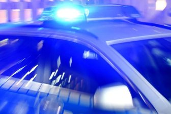            Ein Streifenwagen der Polizei steht mit eingeschaltetem Blaulicht auf der Straße.