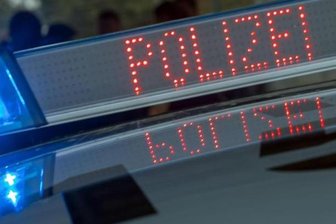 Audi-Fahrer ohne Licht fährt betrunken gegen Straßenschild -