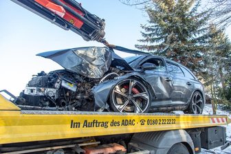Audi-Fahrer prallt gegen Baum und verletzt sich schwer - Schwer verletzt worden ist ein Audi-Fahrer bei einem Unfall am Sonntagvormittag in Lauenhain bei Crimmitschau.