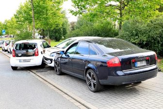 Audi-Fahrer rammt mehrere Lieferfahrzeuge -