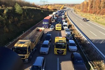 Audi-Fahrer über 100 Stundenkilometer zu schnell: Zwei Verletzte nach Unfall auf der A4 - 