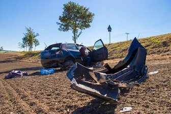 Audi-Fahrer überschlägt sich auf Feld -