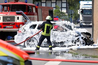 Audi geht am Viadukt in Flammen auf - 