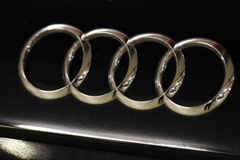 Audi in Plauen gestreift und abgehauen: Polizei fahndet nach Laster-Fahrer - 5000 Euro Schaden entstanden an einem schwarzen Audi A3 in Haselbrunn. Das Bild dient der Illustration.
