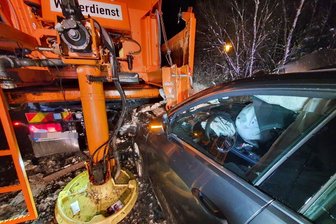 Audi kollidiert auf B174 mit Schneeflug -