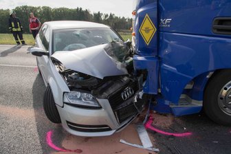 Audi kollidiert mit Lkw - zwei Verletzte - 