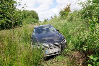 Audi kommt bei Hainichen von A 4 ab - 