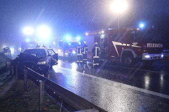Audi kracht in Kleinbus und Laster - Stau auf A 4 - Bei Schneeregen und Nebel hat am Mittwochmorgen ein Audifahrer auf der A 4 die Kontrolle über seinen Wagen verlohren.