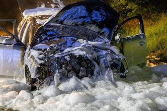 Audi nach Brand nur noch Wrack - Bundesstraße im Erzgebirge für Löscharbeiten gesperrt - Die Feuerwehr Schönheide löschte den Audi erst mittels Schnellangriffsschlauch, später dann mit Schaum.