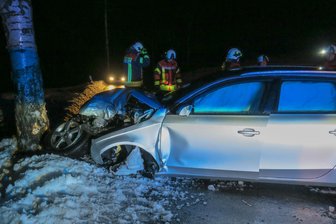Audi prallt gegen Baum - Fahrer unverletzt - Ein Audi ist von der S222 zwischen Grünhain und Elterlein abgekommen und gegen einen Baum geprallt.