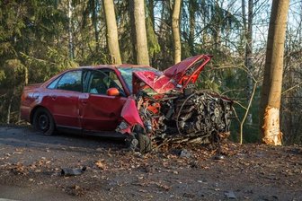 Audi prallt gegen Baum - Fahrerin schwer verletzt -