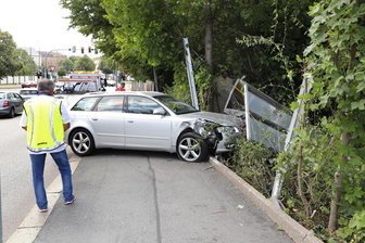 Audi prallt gegen Werbeträger - Der Unfall ereignete sich gegen 13.30 Uhr.