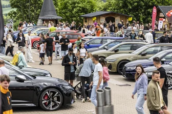 Audi-Treffen im Erzgebirge: Räucherkerzenland steht für einen Tag im Zeichen der vier Ringe - Das fünfte Audi-Treffen im Räucherkerzenland Crottendorf hat etwa 2000 Besucher angelockt.