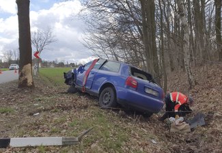 Audi überschlägt sich in der Kurve -