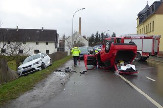 Der Aufprall war so heftig, dass sich der Audi überschlug und auf dem Dach landete.