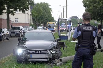 Audis kollidieren - Strommasten umgefahren -
