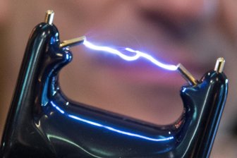 Aue: 16-Jähriger setzt Elektroschocker gegen 58-Jährigen ein - Ein Elektroschocker ähnlich diesem (Symbolbild) kam wohl am Montag in Aue bei einem Streit zum Einsatz.