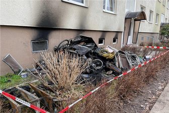 Aue: 500.000 Euro Sachschaden nach Kellerbrand in Plattenbau - Verbrannte Gegenstände waren am Montag auf dem Brünlasberg in Aue noch vor dem Haus gestapelt. 