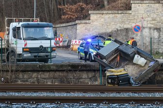 Aue: Anhänger landet auf Bahngleis -