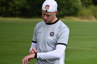 Aue-Athletiktrainer Brendel macht die Härtel-Elf fit: „Es macht den Erfolg wahrscheinlicher“ - Nils Brendel (links) arbeitet intensiv mit den Spielern an der Fitness, egal ob im Kraftraum oder auf dem Rasen mit intensiven Läufen. Die Mannschaft erscheint auf einem guten Weg.