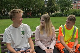Aue-Bad Schlema begrüßt seine neuen Auszubildenden - Lukas Schauer (l.), Vivienne Schenke und Jamie Böhm beginnen ihre Ausbildung bei der Auer Stadtverwaltung.